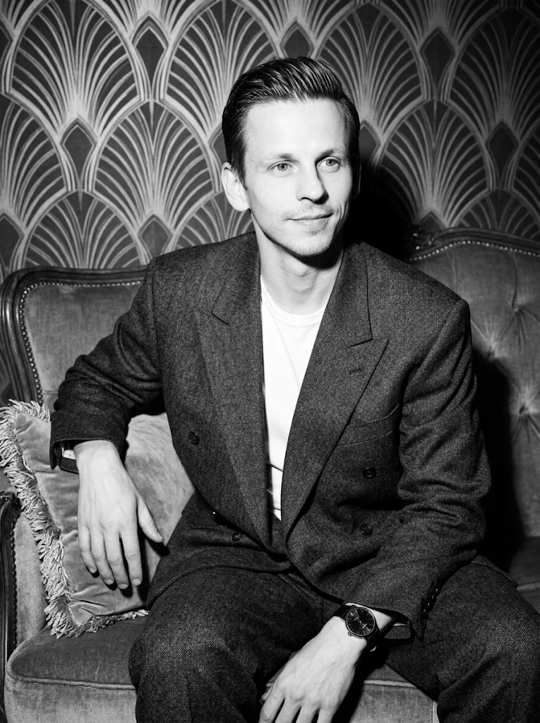 AI portrait generator result: hollywood velvet sofa